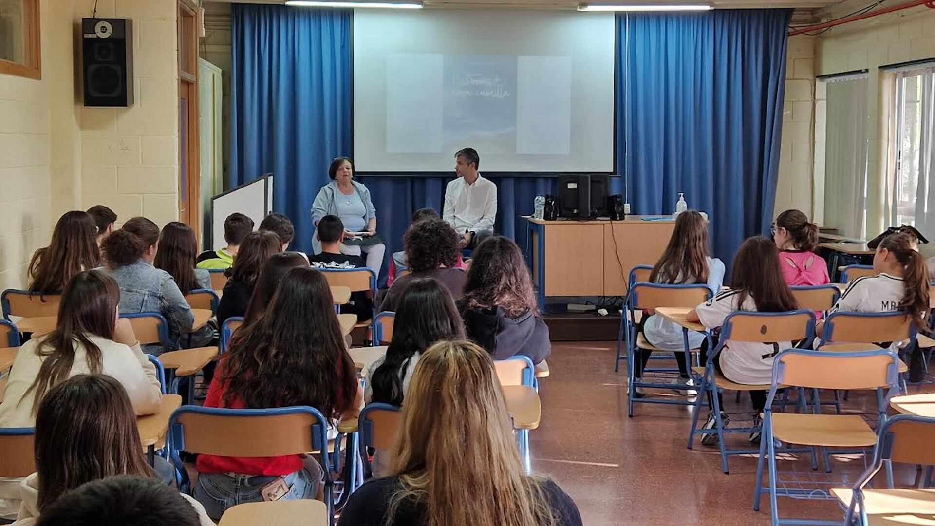 Loly Santana junto a Javier Lara durante la charla a los alumnos del IES José Navarro y Alba de Archidona