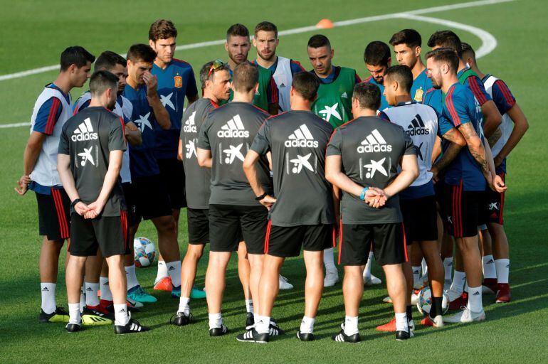 Los jugadores escuchan a Luis Enrique durante un entrenamiento