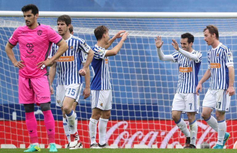 Los jugadores de la Real Sociedad celebran el gol conseguido por el delantero Juan Miguel Jiménez, Juanmi ante el Levante, el estadio de Anoeta, en San Sebastián