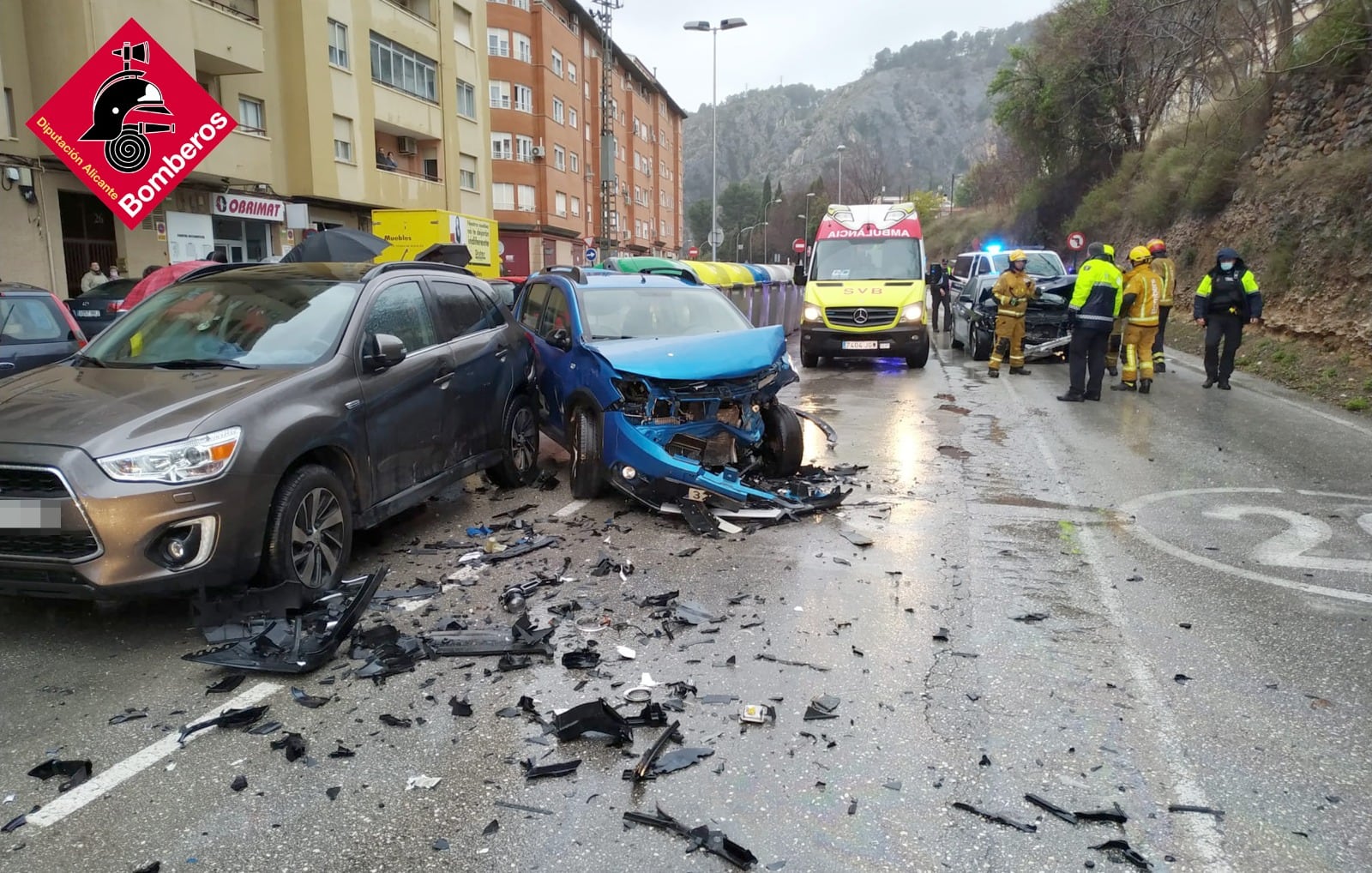 Estado en que han quedado los vehículos tras el accidente en Escultor Peresejo de Alcoy