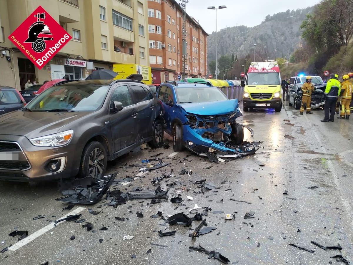 Dos heridos por un choque frontal en Escultor Peresejo de Alcoy