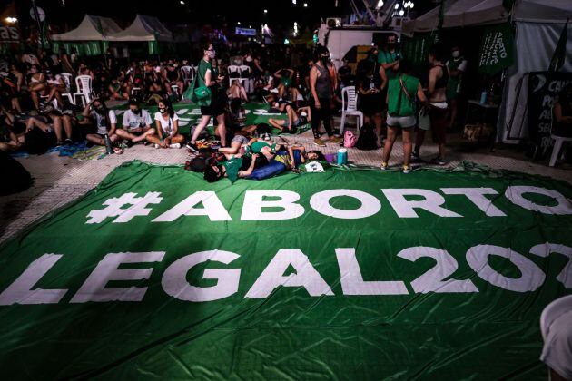 Manifestantes acampan afuera del Congreso a la espera de la votación en el Senado por el debate sobre la legalización del aborto hoy, en Buenos Aires (Argentina).