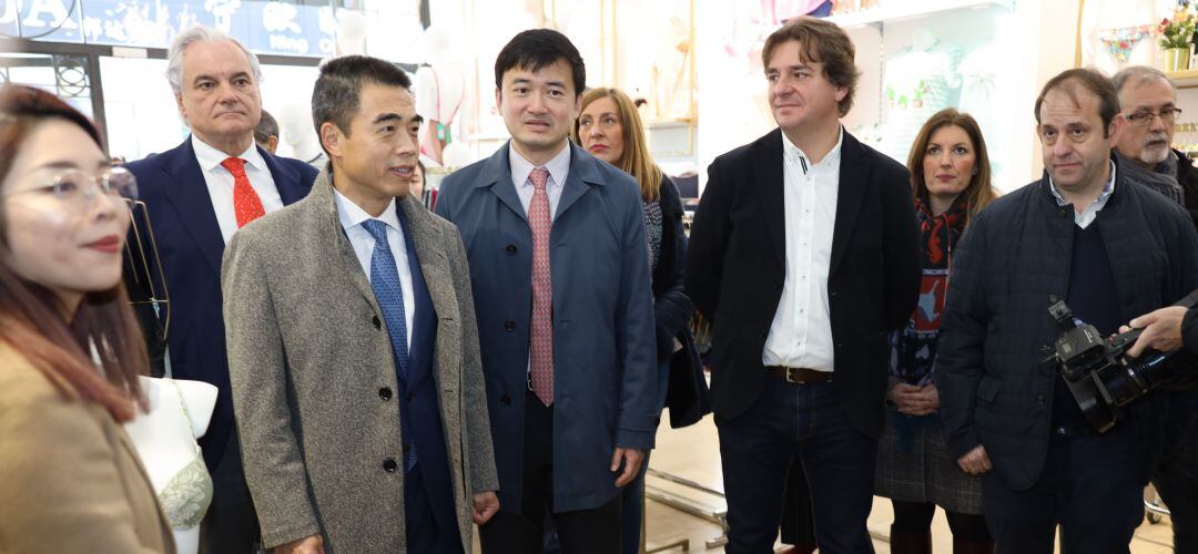 El embajador en funciones de China en España, empresarios, autoridades nacionales, regionales y locales han visitado el polígono Cobo Calleja de Fuenlabrada. 