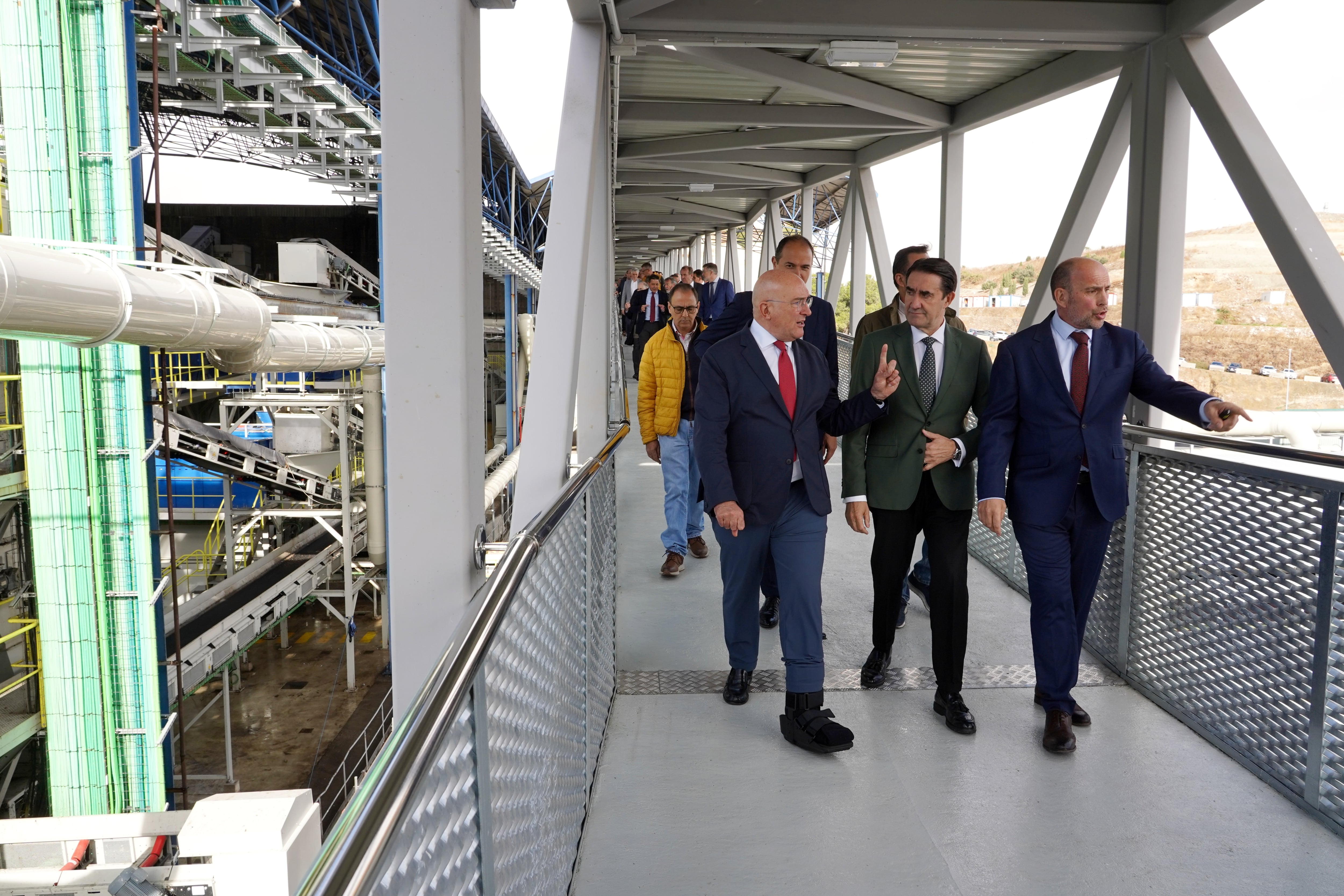 El alcalde de Valladolid, Jesús Julio Carnero, inaugura la ampliación y modernización del Centro de Tratamiento de Residuos junto al consejero de Medio Ambiente, Vivienda y Ordenación del Territorio, Juan Carlos Suárez-Quiñones .