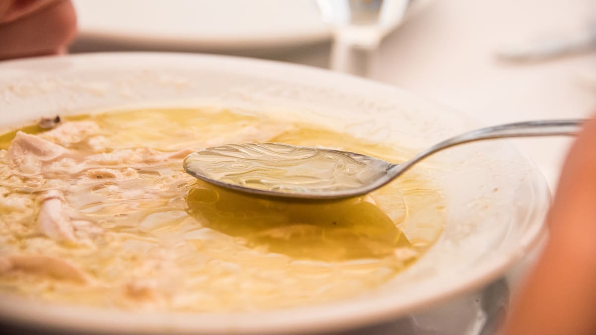 Barato, rico y calentito: cinco trucos para preparar el caldo de pollo perfecto