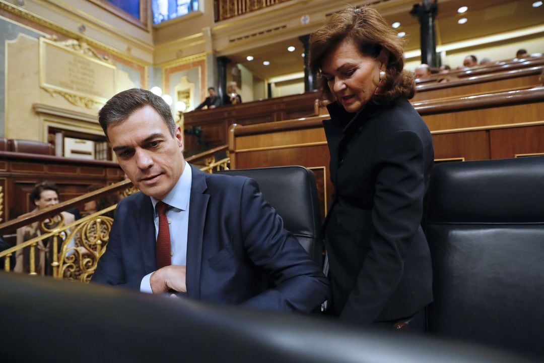 El presidente del Gobierno, Pedro Sánchez, junto a la vicepresidenta Carmen Calvo.