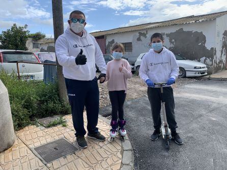 Dos niños acompañados de su padre