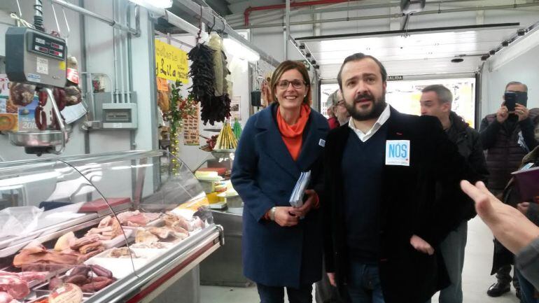 Carme Adán y Rafa Cuíña en el mercado del Progreso de Vigo