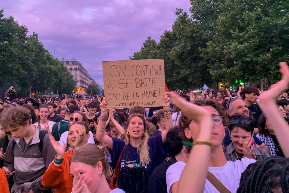 Manifestantes de izquierdas protestan en París contra la victoria de la ultraderecha francesa de Agrupación Nacional (RN) en la primera vuelta de los comicios legislativos celebrados este domingo en Francia. &quot;Seguimos luchando contra el odio. Vota NFP el 7 de julio&quot;, dice la pancarta de una joven