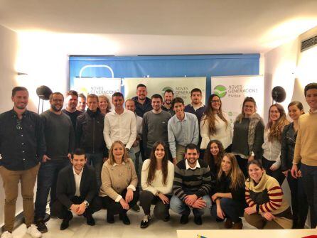 Foto de familia tras el acto de clausura de los congresos locales de NNGG