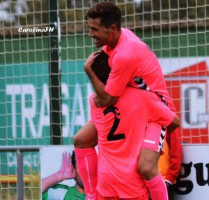 Ortí celebra con Bastos uno de los goles de la Cultural