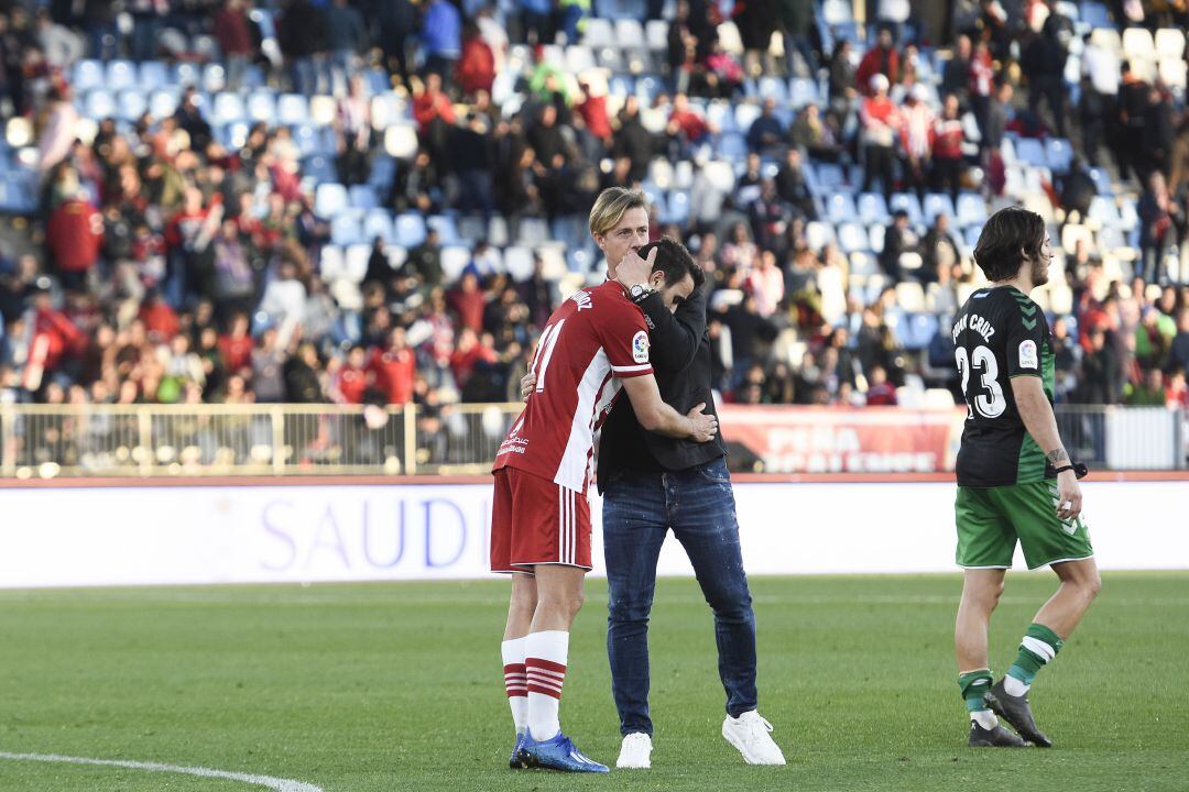 El míster consuela a Juan Muñoz. 