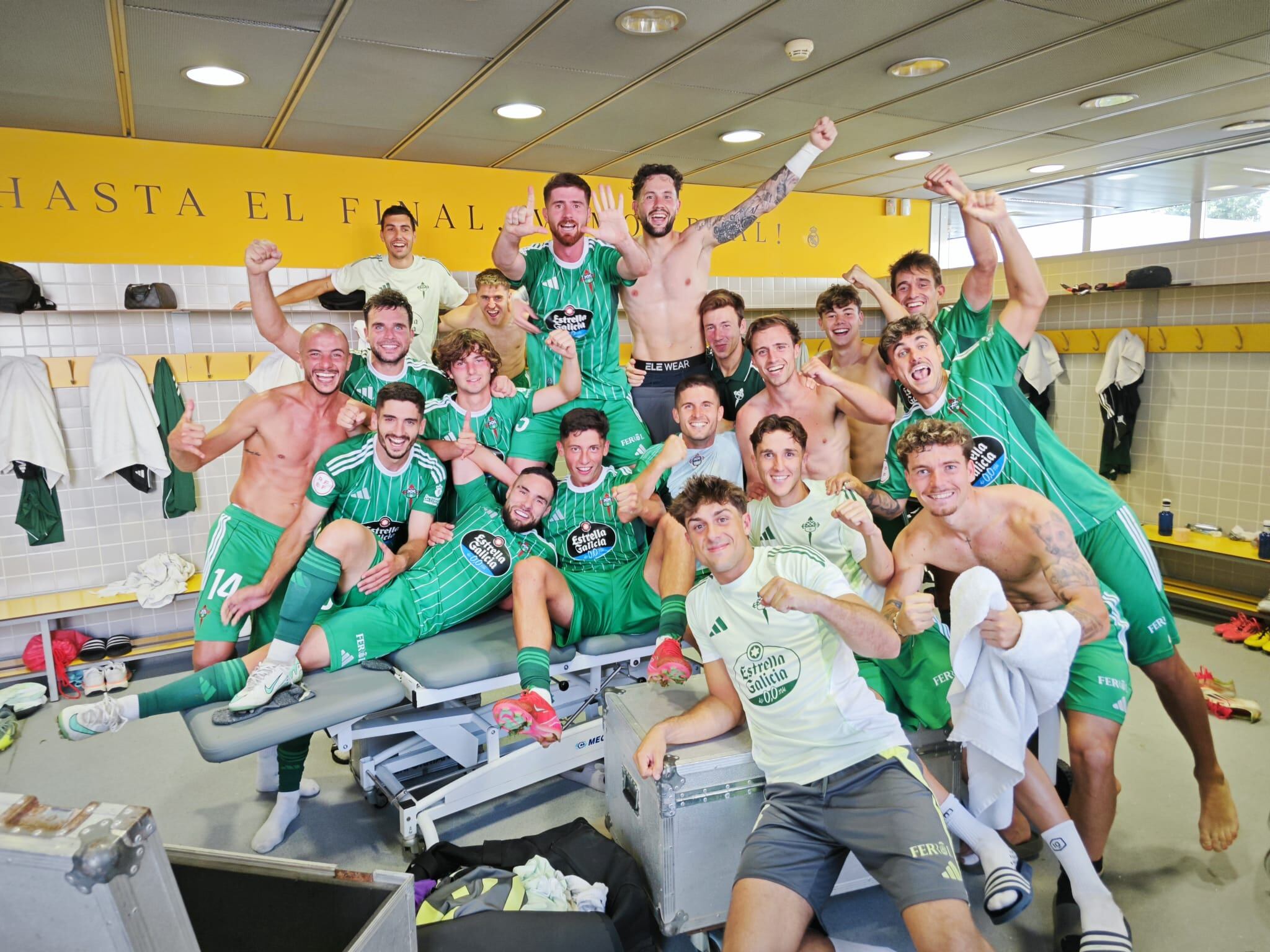 Los jugadores del Racing celebran en los vestuarios de Valdebebas la victoria ante el Real Madrid Castilla (foto: Racing Club Ferrol)