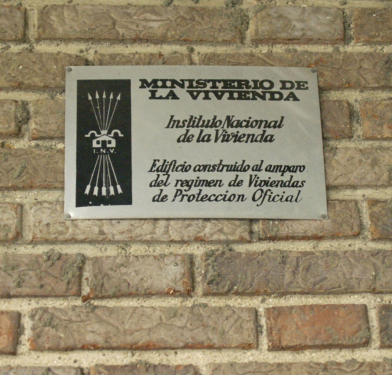 Placa  con símbolo preconstitucional en edificio VPO