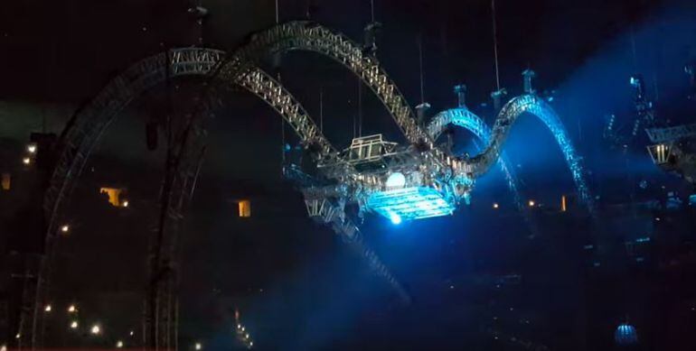 Momento en el que el batería Tommy Lee, de Mötley Crüe, se queda atrapado en la montaña rusa durante el último concierto de 2015.