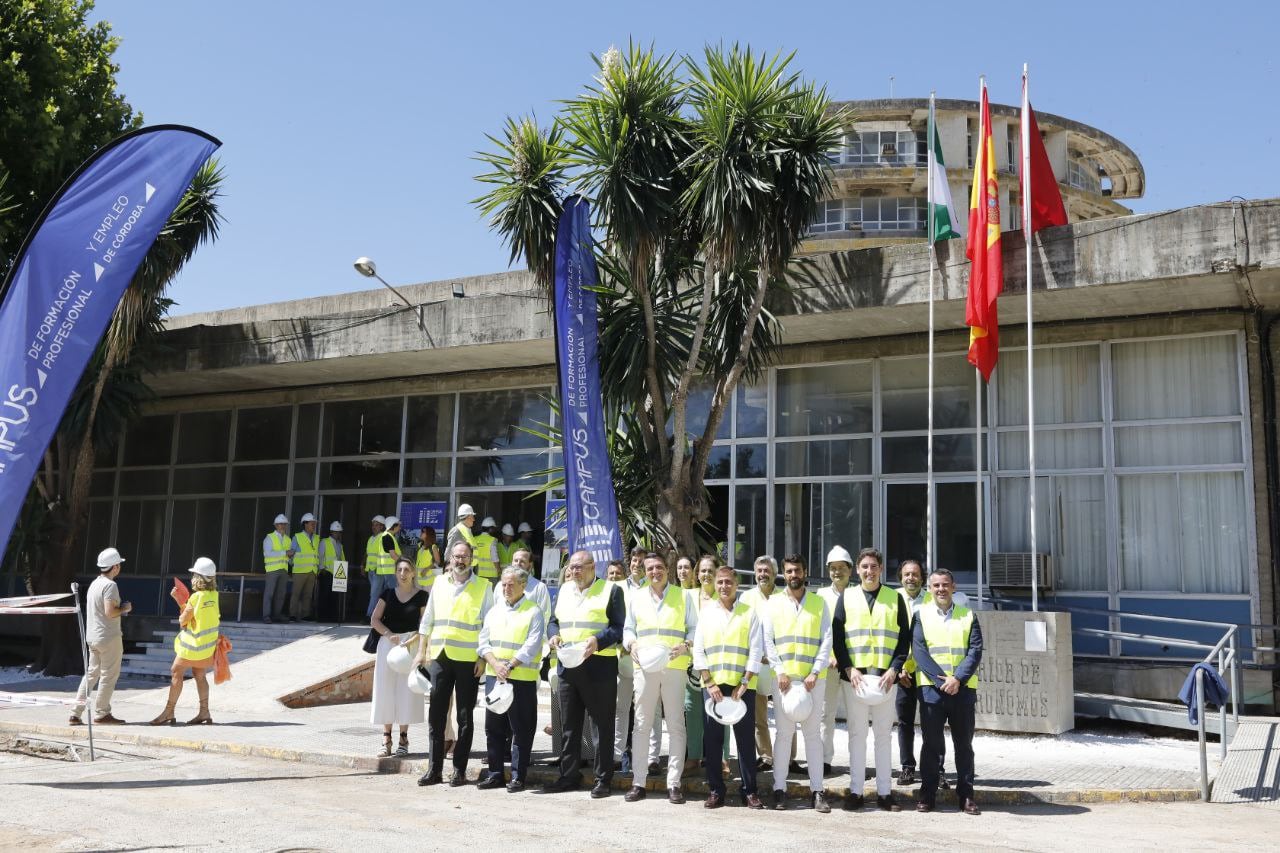 Autoridades presentes en el futuro campus de FP (Patri Cachinero)