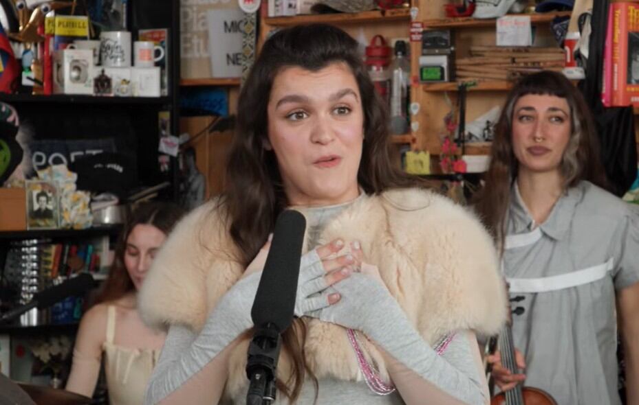 Amaia durante un momento del Tiny Desk