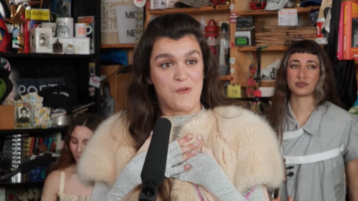 Amaia graba un Tiny Desk y todo el mundo habla del curioso instrumento que toca