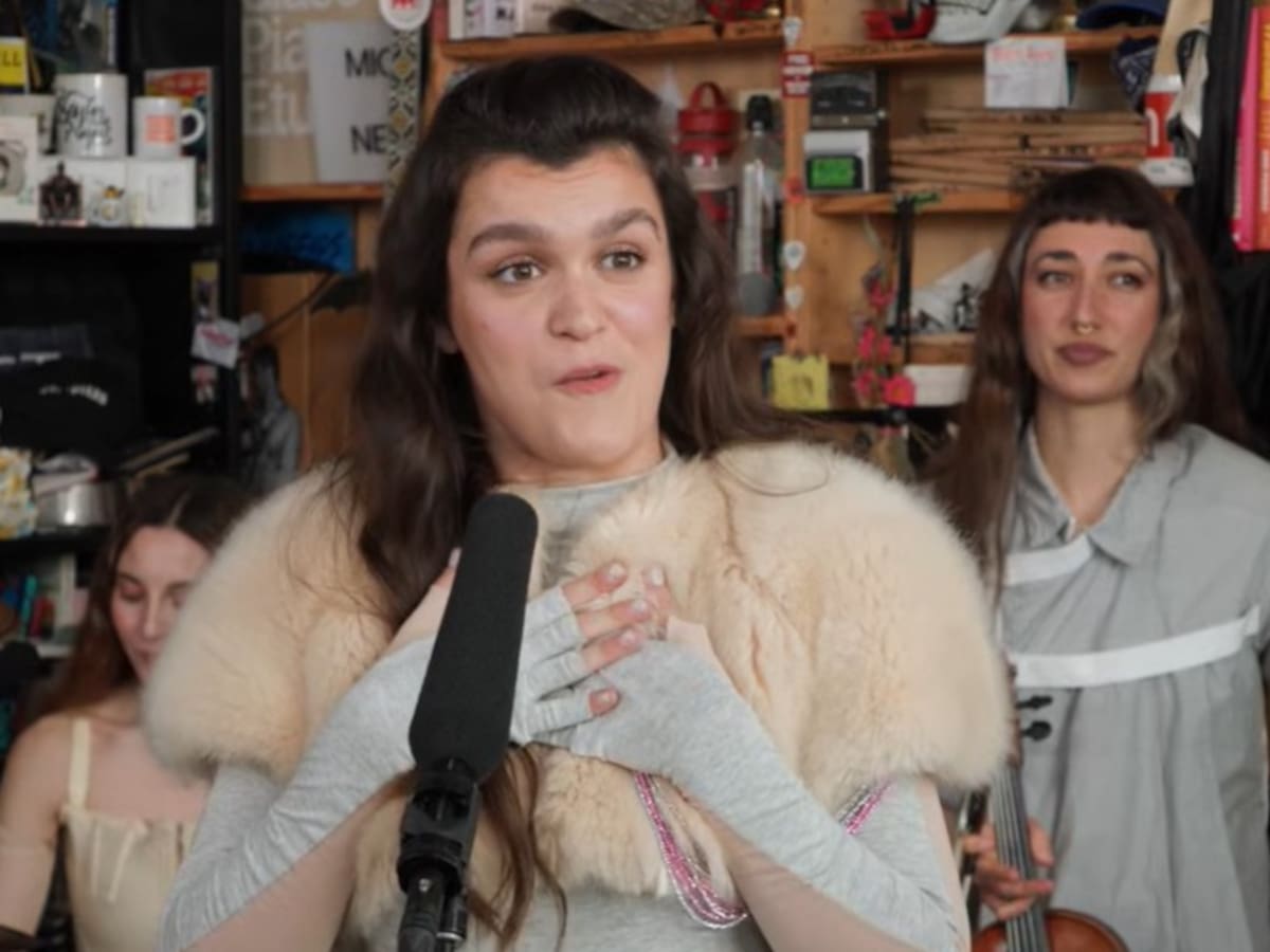Amaia graba un Tiny Desk y todo el mundo habla del curioso instrumento que toca