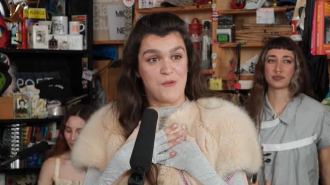 Amaia durante un momento del Tiny Desk