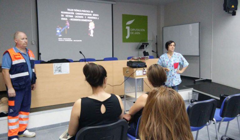 La doctora Araceli Astasio y el Técnico de Emergencias Juan Francisco Rivas, en la charla de primeros auxilios pediatricos en las Jornadas de la Salud del Centro de Salud &#039;Ricardo Fernández Valadés&#039; de Jódar