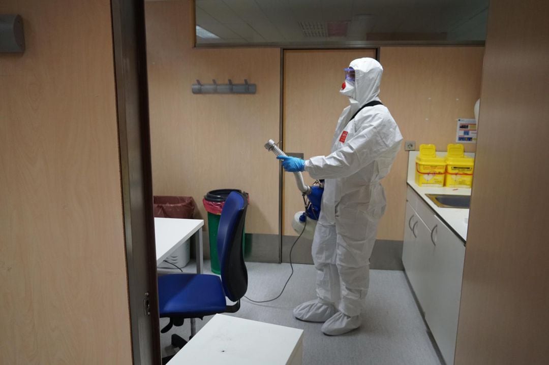 Un militar de la UME desinfecta este domingo instalaciones de hospital Virgen de las Nieves de Granada