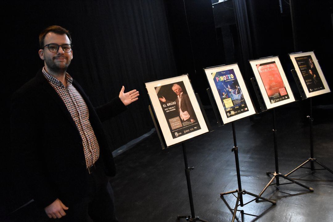 El concejal de Cultura de Petrer, Fernando Porillo, presenta la programación del Teatro Municipal 