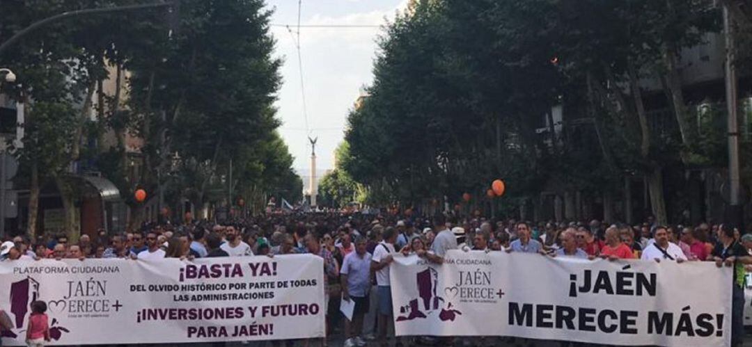 Una de las manifestaciones convocadas por la plataforma &#039;Jaén Merece Más&#039;. Foto de archivo.