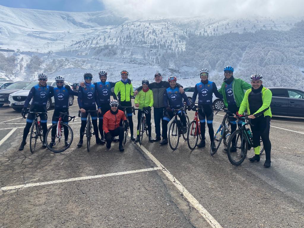 Los integrantes del Ribera Team en la estación de esquí del Valdezcaray