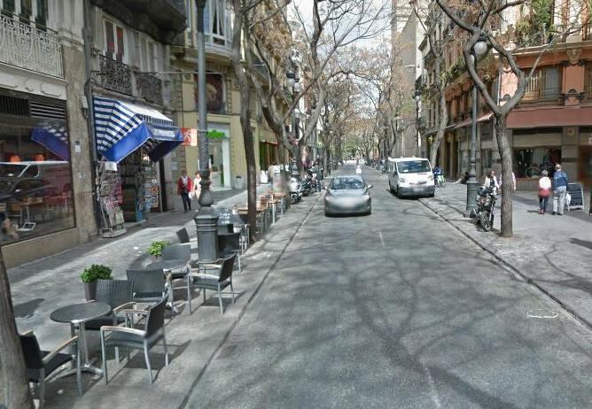 Aspecto de uno de los tramos de la calle San Vicente donde se mezcla comercio tradicional y hostelería