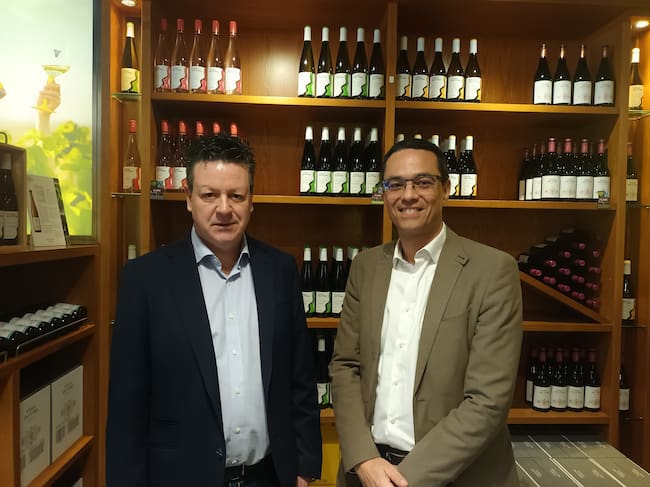 José Ferrer, enólogo y gerente de Viñas del Vero, y Marcos de la Torre, Global Chief Marketing Officer de González Byass, en Viñas del Vero