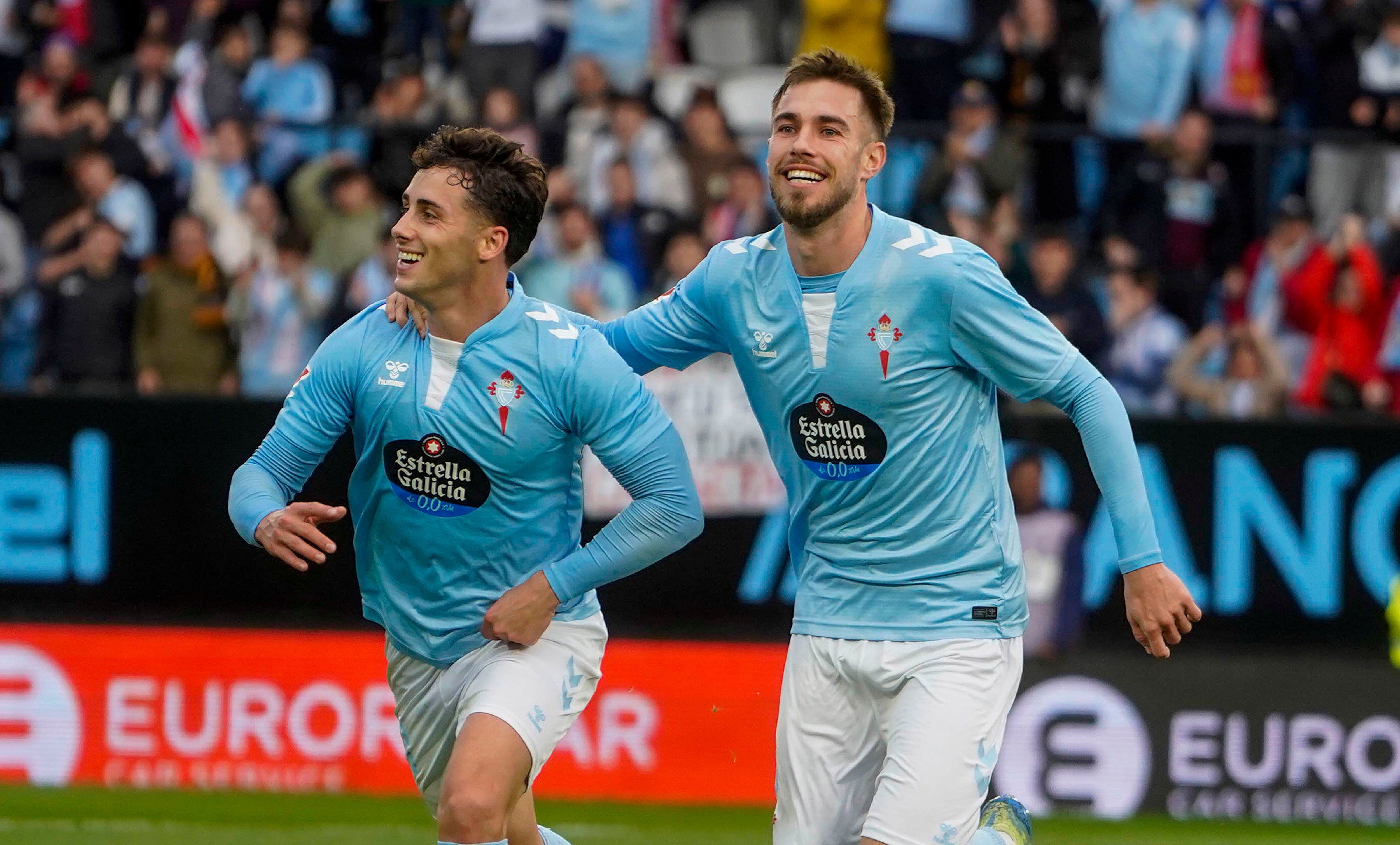 VIGO (PONTEVEDRA), 21/12/2024.- El delantero del Celta de Vigo Pablo Durán (i) celebra su segundo gol ante la Real Sociedad durante el partido de Liga disputado este sábado en el estadio Balaídos de Vigo. EFE / Salvador Sas
