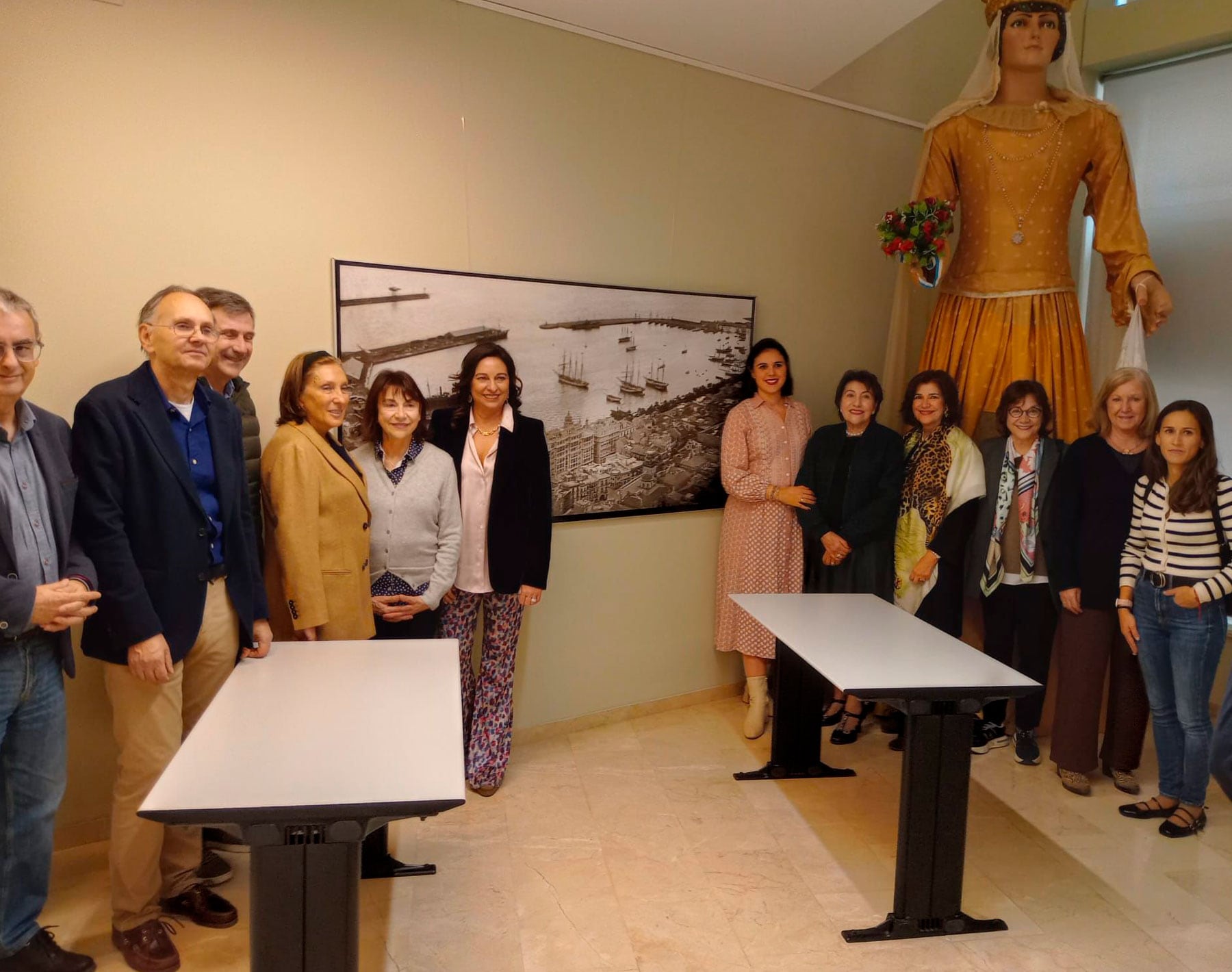 Imagen de la inauguración de la exposición sobre el centenario de la Casa Carbonell con familiares, miembros de la comisión organizadora del centenario y la concejal de Cultura de Alicante