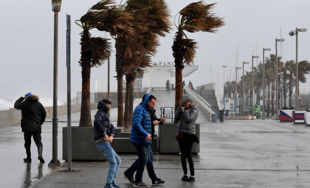 Fuertes rachas de viento y lluvia en La Malvarrosa, Valencia. (Imagen de archivo)