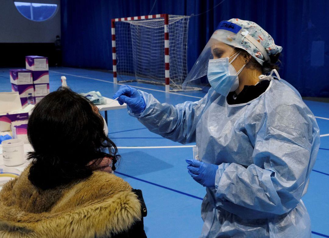 Una trabajadora sanitaria realiza pruebas de la covid-19 