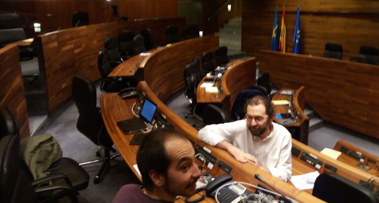 Emilio León, portavoz de PODEMOS en la Junta General, y Héctor Piernavieja, diputado de PODEMOS, durante un receso en el debate del Estado de la región.