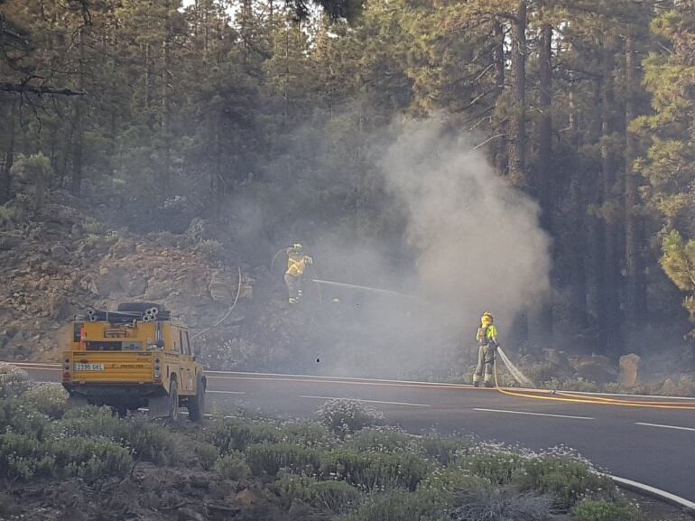 Operarios de la Brifor humedeciendo la zona afectada por los dos conatos de incendios en la zona de medianías de La Orotava