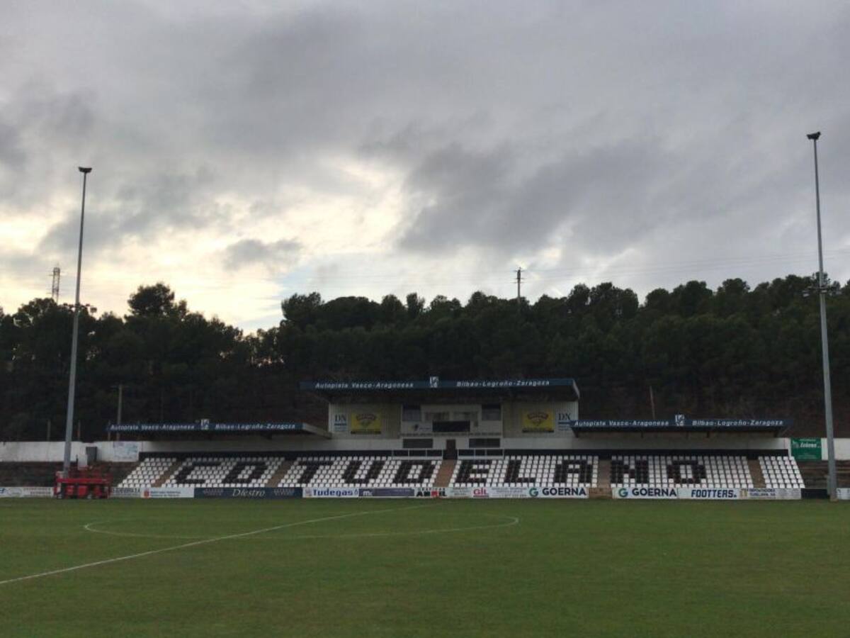 Comienza la instalación de luz artificial para el partido de Copa del Rey del Tudelano