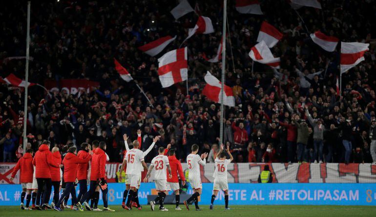 Los jugadores del Sevilla celebran su pase a la final con su afición