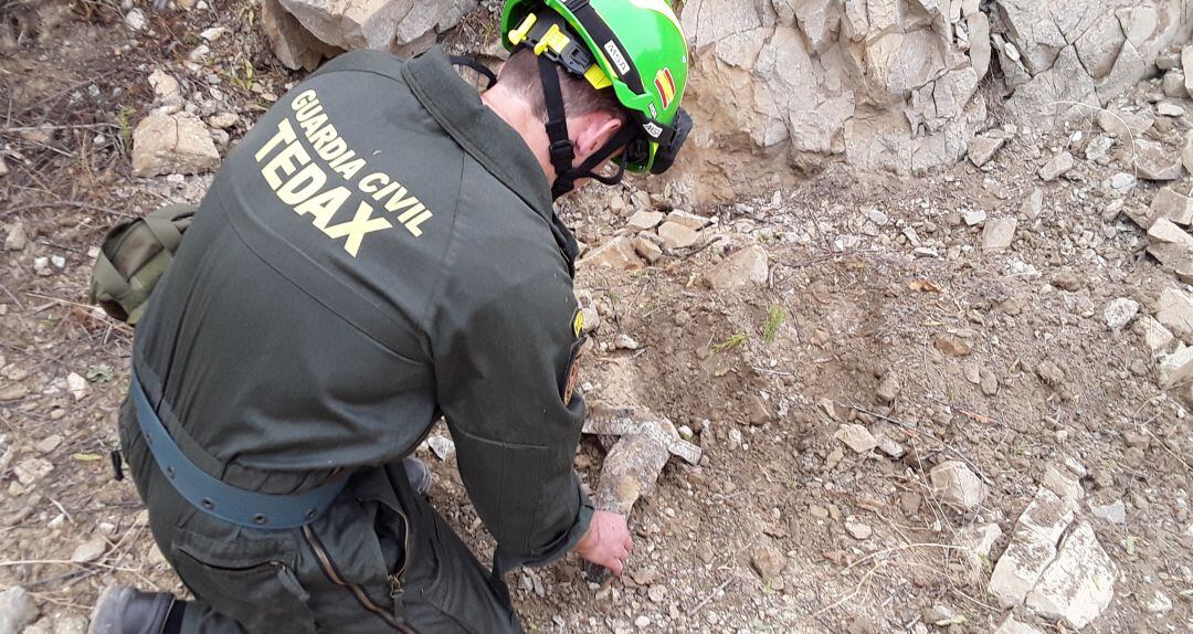 Un agente desactiva uno de los explosivos encontrados.