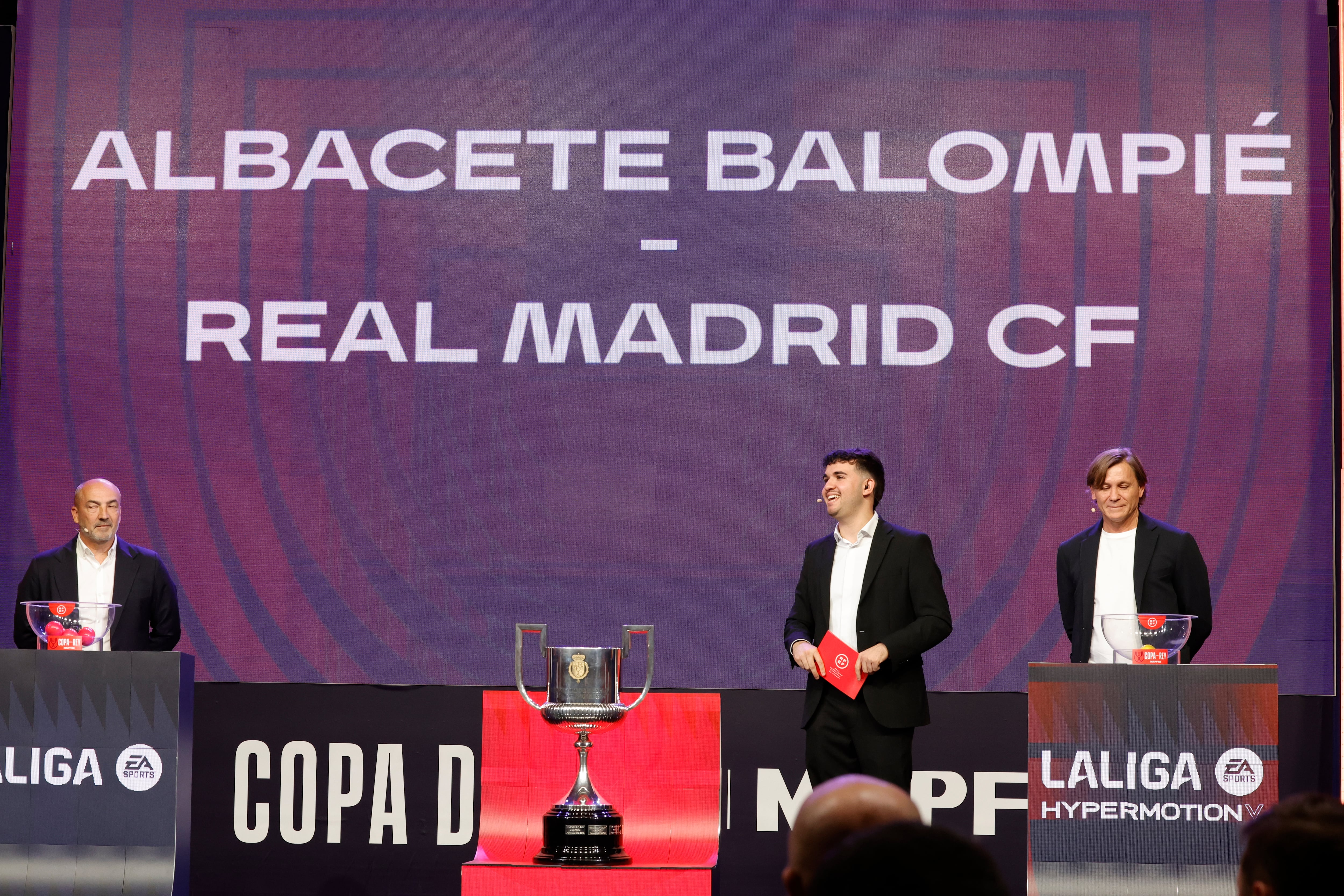 LAS ROZAS (MADRID), 07/01/2026.- El Real Madrid se enfrentará al Albacete, el Barcelona jugará contra el Racing de Santander, el Atlético de Madrid se medirá al Deportivo de La Coruña, los tres de Primera División como visitantes, en los octavos de final de la Copa del Rey a único partido, que se disputarán los próximos 13, 14 y 15 de enero. En los otros cinco emparejamientos, el Athletic Club visitará a la Cultural Leonesa, el Valencia se desplazará a Burgos, el Betis recibirá al Elche, la Real Sociedad jugará en su casa contra Osasuna y el Alavés se medirá en su campo con el Rayo Vallecano. Son los resultados del sorteo en el que han participado los ex jugadores Juan Sabas (i), Caludio Arzeno (d) y Alfredo Santaelena (no aparece en la foto), este miércoles en Las Rozas (Madrid). EFE/ Zipi Aragon