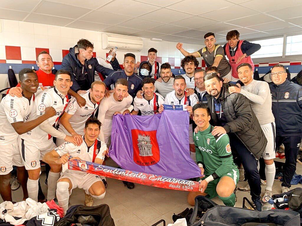 Los jugadores del Real Ávila celebran la victoria en el derbi