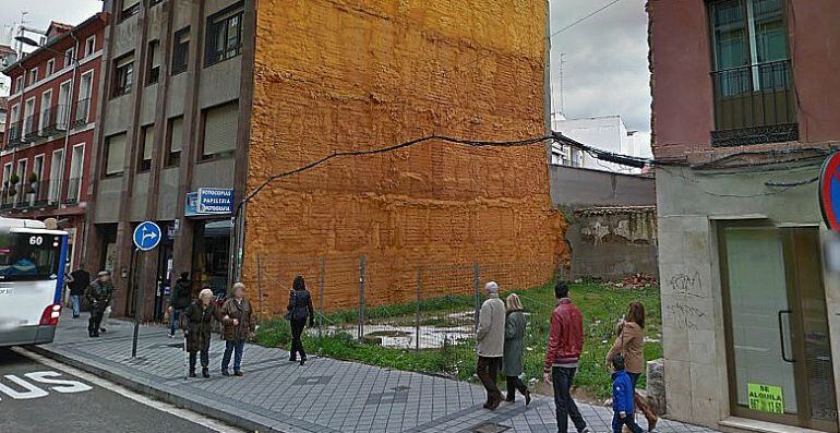 Hueco dejado por el derribo de las fachadas protegidas en la calle Labradores