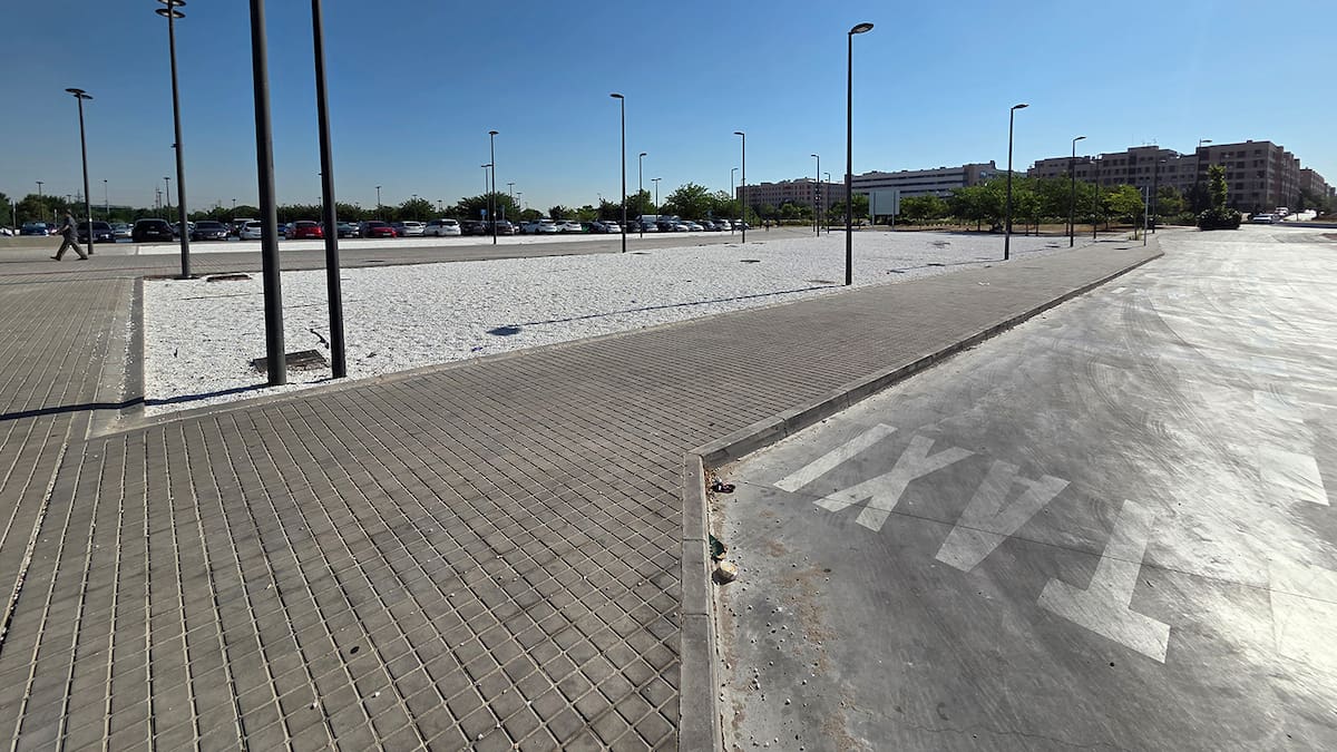 Maite Mellado, primera teniente de alcaldesa de Getafe, critica la ausencia de árboles y sombra en el aparcamiento de El Casar