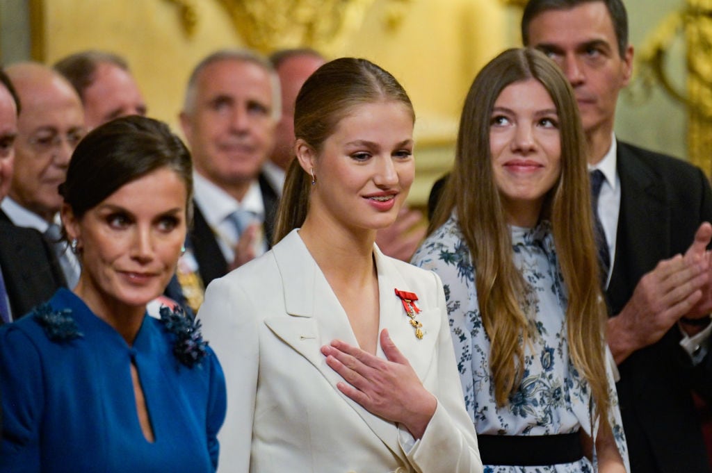 La princesa Leonor se muestra agradecida ante los aplausos recibidos.