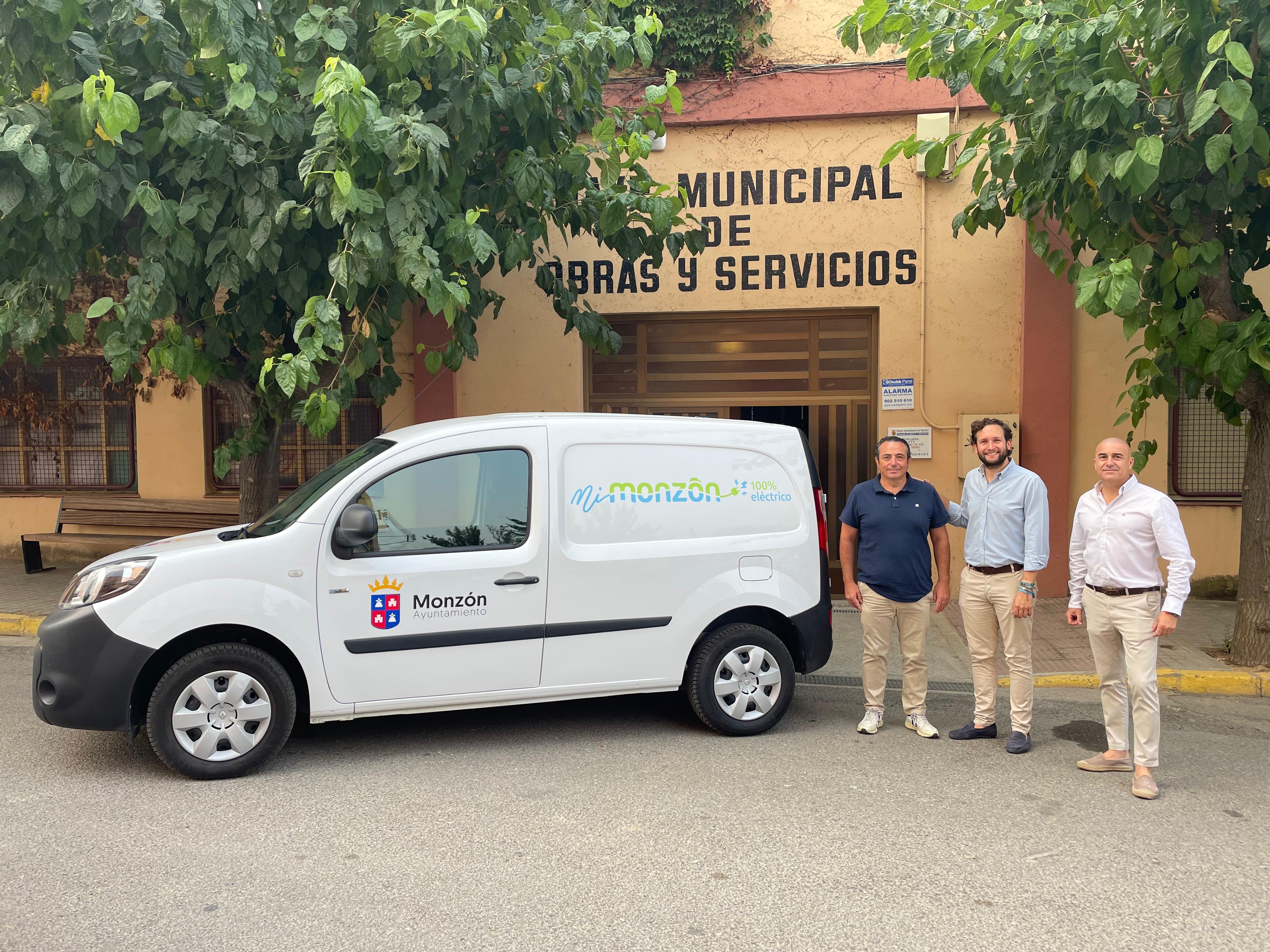 El alcalde de Monzón, Isaac Claver, el concejal de la Brigada de Servicios, Carlos Perella, y el representante de Talleres Blanco Renault, Javier Lardiés.
