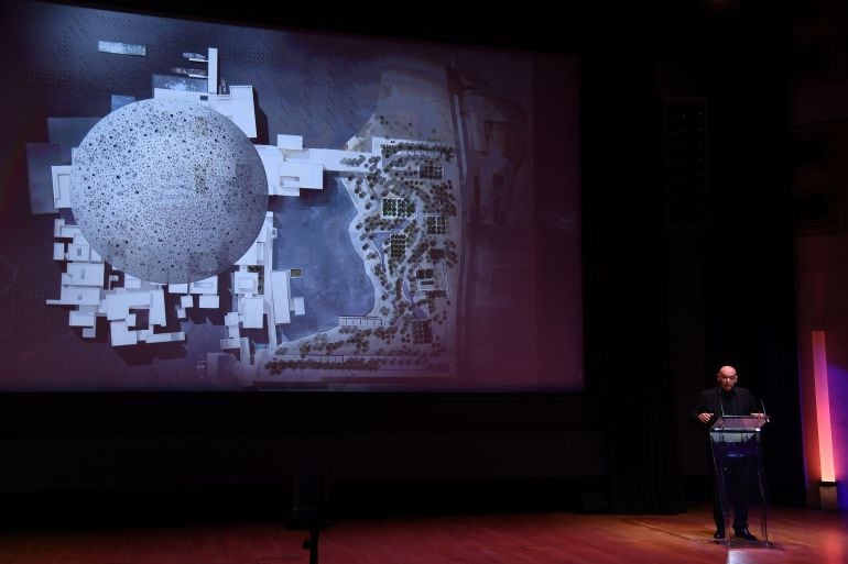 El arquitecto Jean Nouvel explicando el proyecto del Louvre de Abu Dabi en el Museo Louvre de París