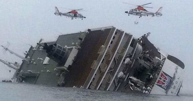 Helicópteros de rescate sobrevuelan sobre un barco de pasajeros accidentado cerca de la isla de Jeju EN Corea del Sur.