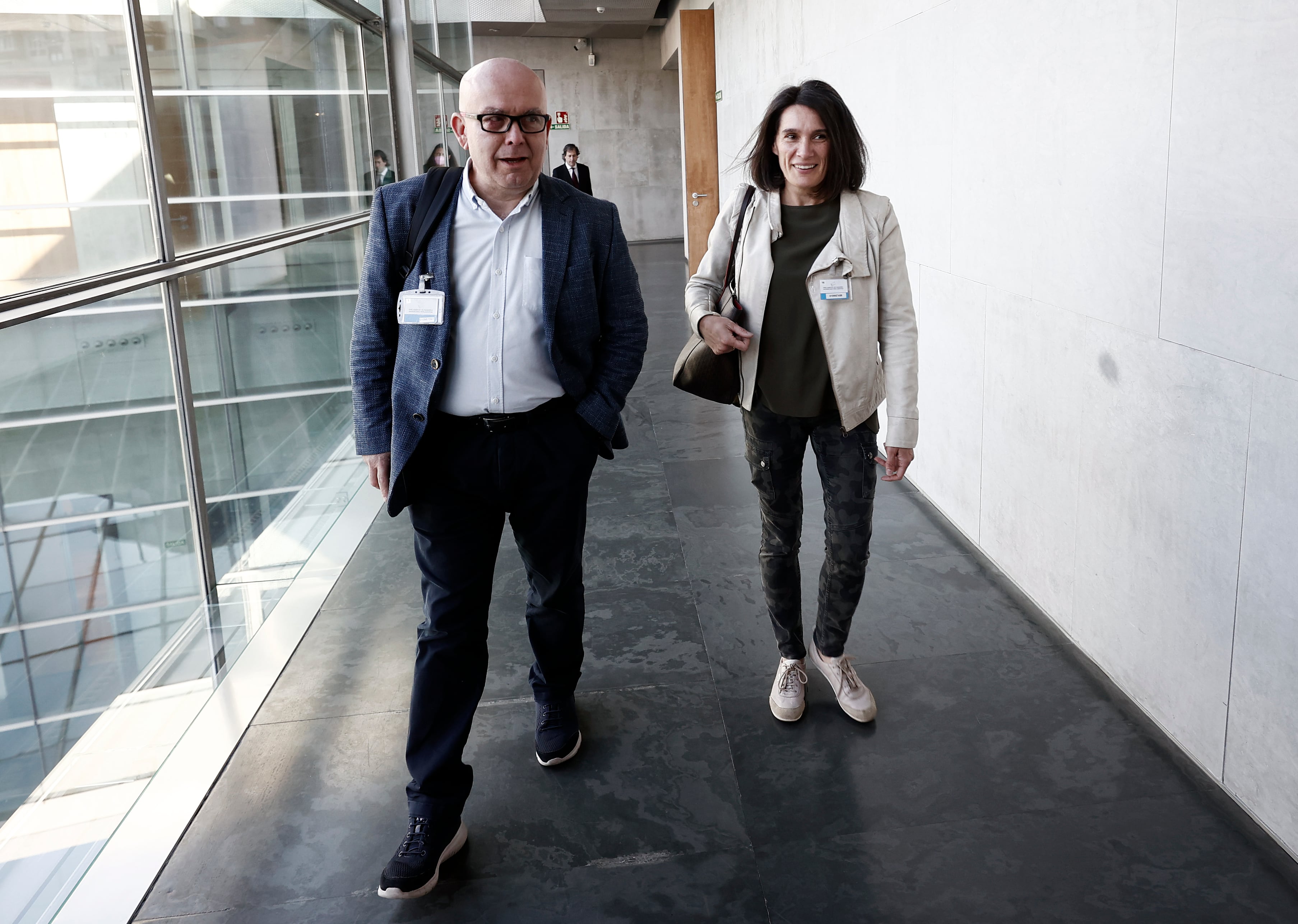 Gonzalo Boye y Oihana Goiriena, abogado y mujer respectivamente del periodista Pablo González, han comparecido este martes en una sesión de trabajo en el Parlamento de Navarra para informar sobre su detención e incomunicación en Polonia.