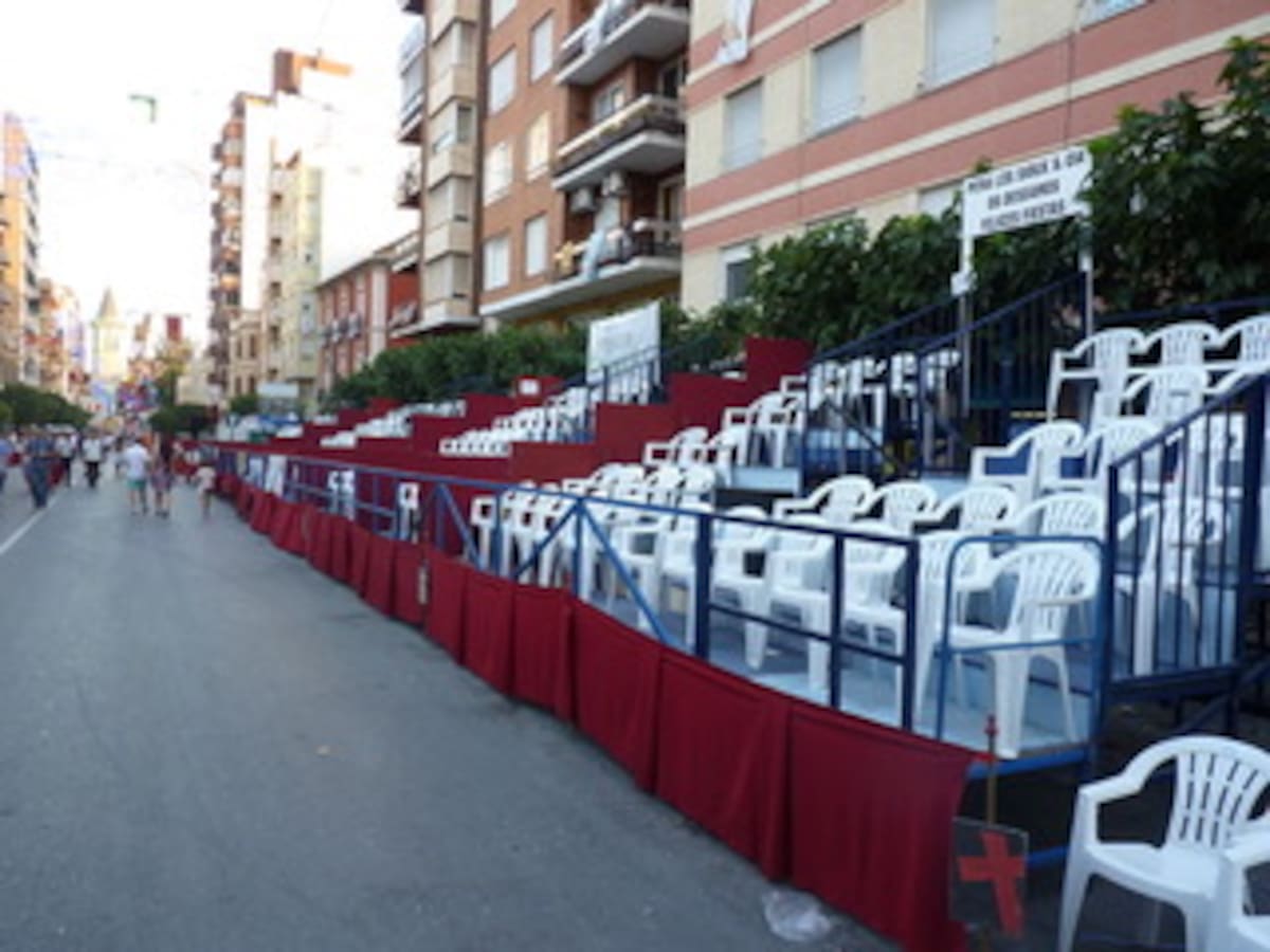 Comienza la venta de tribunas y sillas para presenciar los desfiles de las fiestas de Villena